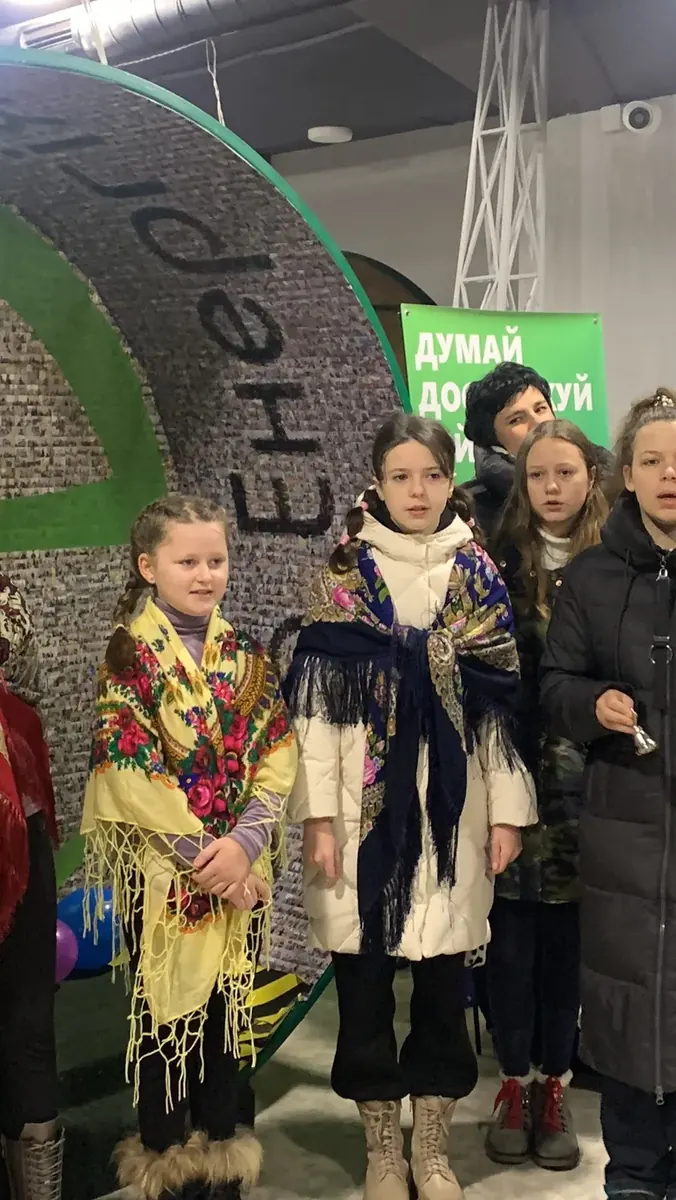 Гості наукового містечка біля зеленої арки